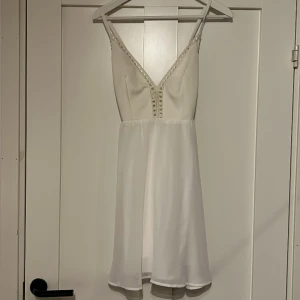 Klänning - Sommarklänning med brodering och korsad rygg💕