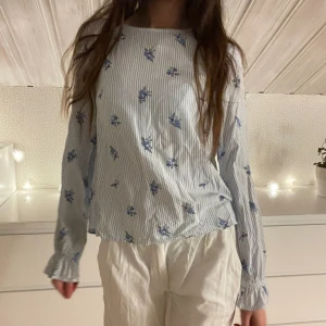 Blus - Randig blus, storlek xs, fint skick, 140kr
