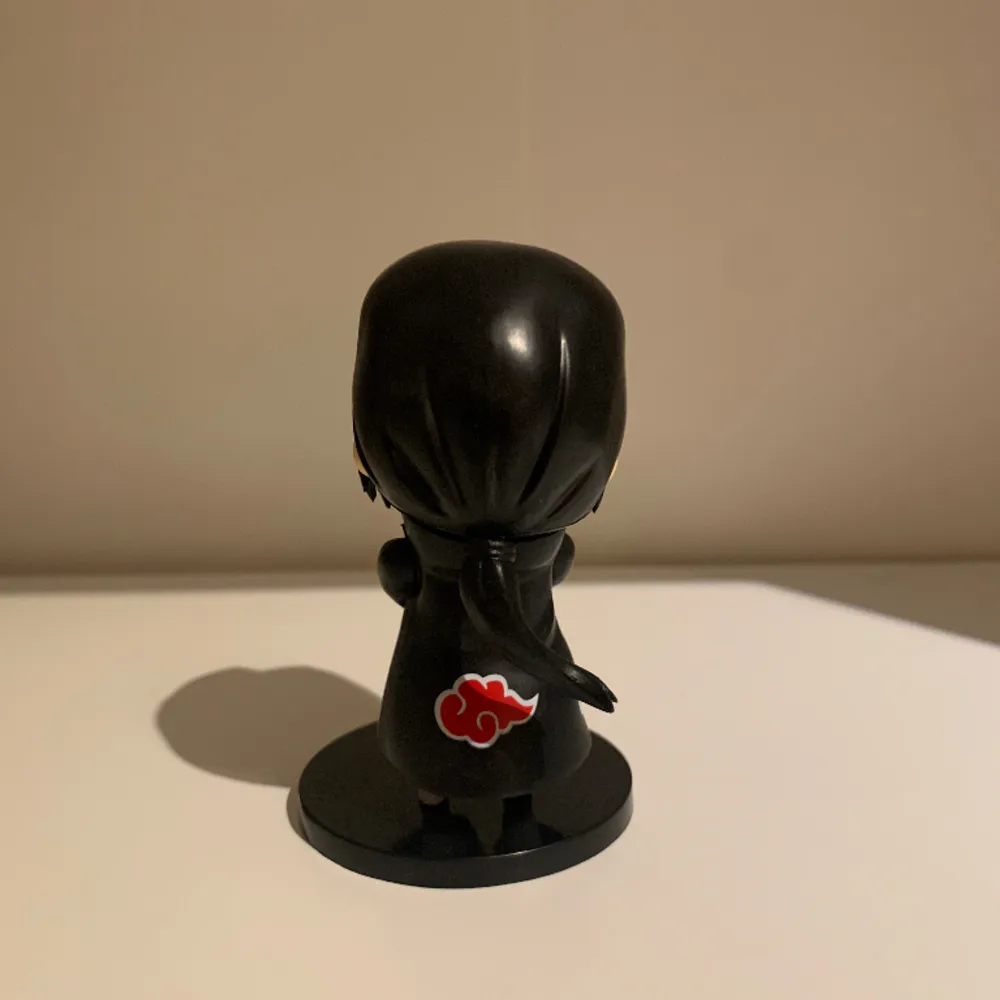 Itachi action figure.displayboxen ingår.färg alternativ för displayboxen är svart och grå.skriv gärna privat om fler bilder önskas eller om det är något du undrar. Accessoarer.