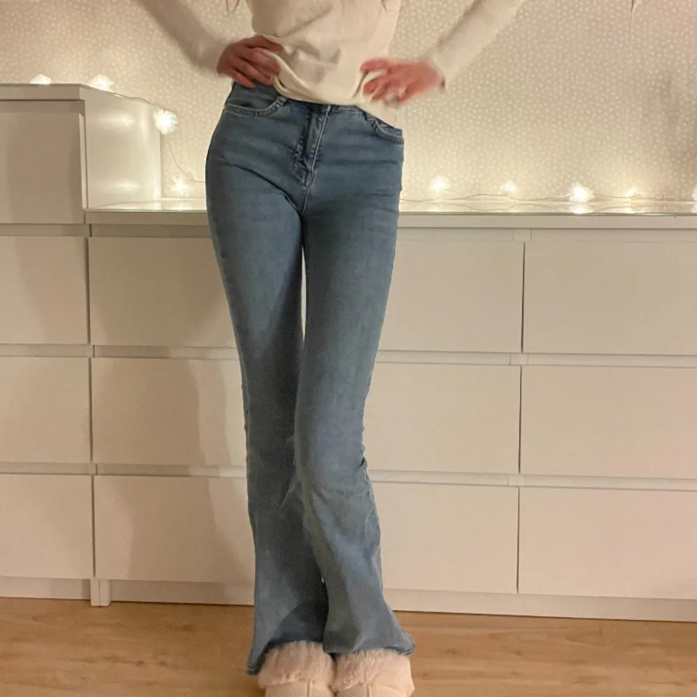 Bootcut jeans ifrån Gina tricot i storlek xs, jätte fint skick, 200kr. Jeans & Byxor.