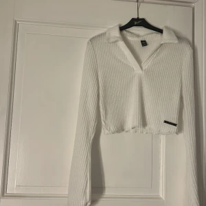 Stickad vit-tröja 🤍🤍 - Köpte denna för den såg så fin ut på hemsidan! Men tyvärr så va den för liten för mig.  Nypris: 79 :- Säljer för: 39 :-