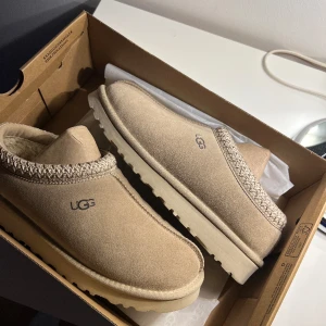 UGG Tasman - Säljer dessa skit feta uggsen som jag fick i present. Helt nya, använda bara några gånger hemma 🤩Kan gå ner i pris vid snabb affär.