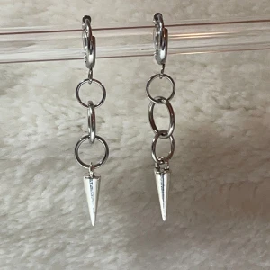 Layerd hoop earrings  - Dessa örhängen är till största dels gjorda av rostfritt stål vilket innebär att de förmodligen inte förstörs om de kommer i kontakt med vatten och allmänt håller längre. Rostfritt stål ändrar inte färg som att ndra material ,perfekta för vardaglig an