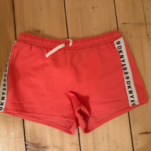 Mjukis sett - Säljer oanvänt DKNY mjukis sett💗 vet inte när det är köpt men tror ej det går att få tag i på hemsidan💘