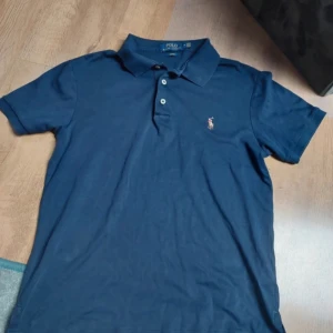 Raffe piké  - Tja! Säljer nu min navy blue ralph lauren piké. Skicket är 8/10 då den inte har några defekter och är sparsamt använd. Skriv vid minsta lilla fundering!