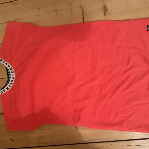 Mjukis klänning  - Säljer oanvänd DKNY mjukis klänning💗 tror inde den finns att få tag i på hemsidan