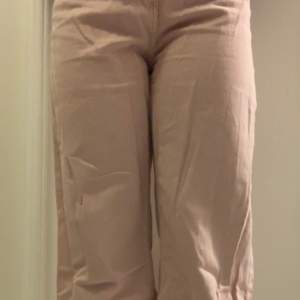 High waist, rosa jeans som är i fint skick och har inga skador. Bara använd ett fåtal gånger. Köpta på h & m. 150kr + frakt
