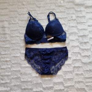 Set Panty and Bra Dark Blue Lace in size xs-small 34/36.