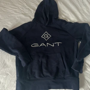 Stilfull Gant Hoddie - Gant Hoddie. Som ny! Juniorstorlek  Köpt på Kids Brand Store  Nypris 799kr  