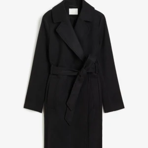 SVART KAPPA - Snygg svart kappa från hm. I väldigt fint skick men används ej mer. Lång, med fickor, skärp. Storlek: 38/40