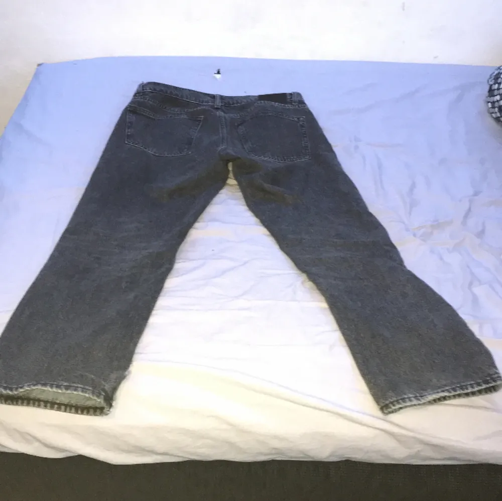 Vailent jeans köpt på Carlings, är i fint skick är passar dig som gillar regular fit, jag är 175 och dom passar bra!. Jeans & Byxor.
