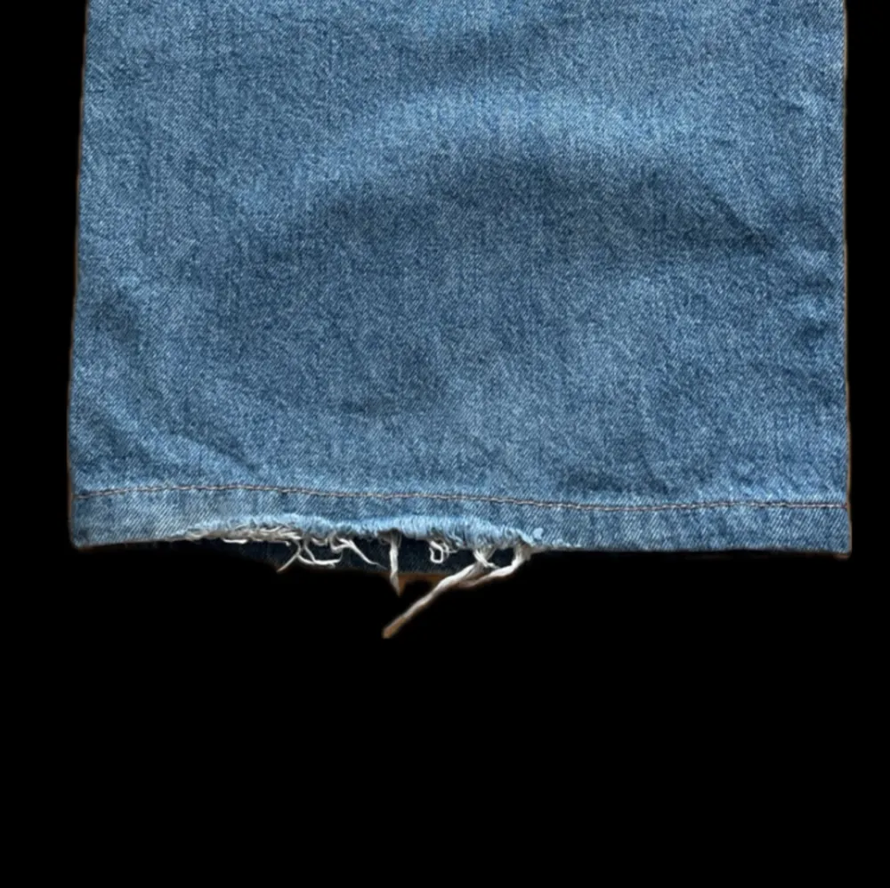 (uppsydda) mid waist mörkblå baggy jeans från hm, endast slitet på ett av benen men annars väldigt bra skick. Jeans & Byxor.