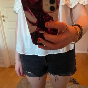 Jeansshorts - Så snygga mid waist jeansshorts! Tyvärr lite för små på mig🙁💕