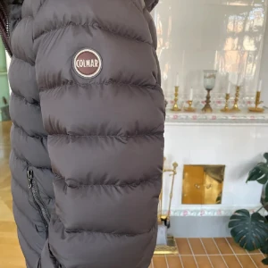 Colmar Jacka - Säljer denna feta jacka från märket Colmar. Nypris: 5000kr. Vårt pris: 1500kr. Skick 9/10. Jackan är i storleken M. Modellen på bilden är ca 185cm. Hör av dig om har några funderingar! Mvh