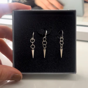 Örhängen  - Super duper gulliga örhängen💘 Styckpris 30kr eller ett par för 50kr! 