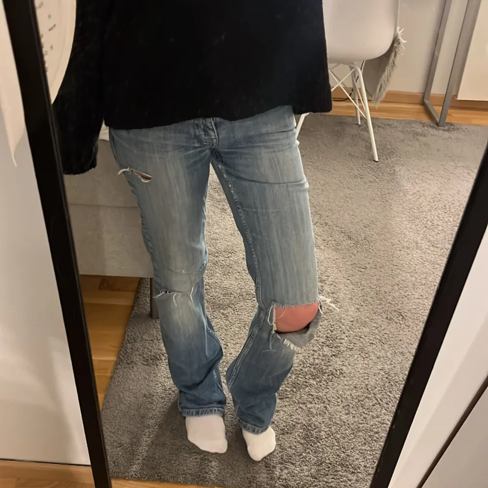 Lågmidjade jeans med hål i. Har några små defekter. Kom privat för flera bilder . Jeans & Byxor.