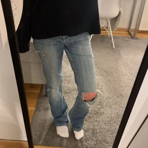 Lågmidjade jeans  - Lågmidjade jeans med hål i. Har några små defekter. Kom privat för flera bilder 