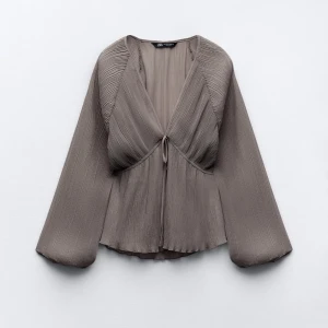 Dröm topp - Har 2 stycken det är därför jag säljer denna! Såå fin till våren/sommare och den är helt slutsåld på hemsidan! Drömtopp! Först till kvarn ❤️