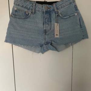 Jeans Shorts från lager 157!!🩵  Säljer pga att dem inte passade!  Oanvända lappen finns kvar!!  Nypris 150kr🩵