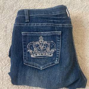 Lågmidjade bootcut Victoria beckham liknande jeans typ en storlek 36 säljer då de tyvärr är för stora på mig 💕