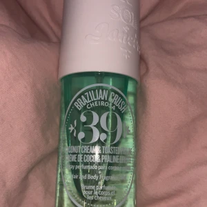 Sol de janiero bodymist - Säljer denna body misten från sol de janiero som är discontinued för att den har helt enkelt inte kommit till användning ! Använt 3-5 gånger men känns som ny.Luktar kokos och vanilj men mest kokos 🥥 😍
