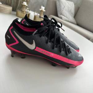 Säljer mina Nike phanton gt fotbollsskor. Dom är ändast provade och använda en gång på kontgräs. Säljer pågrund av att det är försmå, storlek 36,5🥰  Köpte de för 1300kr ish och säljer det för 1000kr Pris kan diskuteras☺️