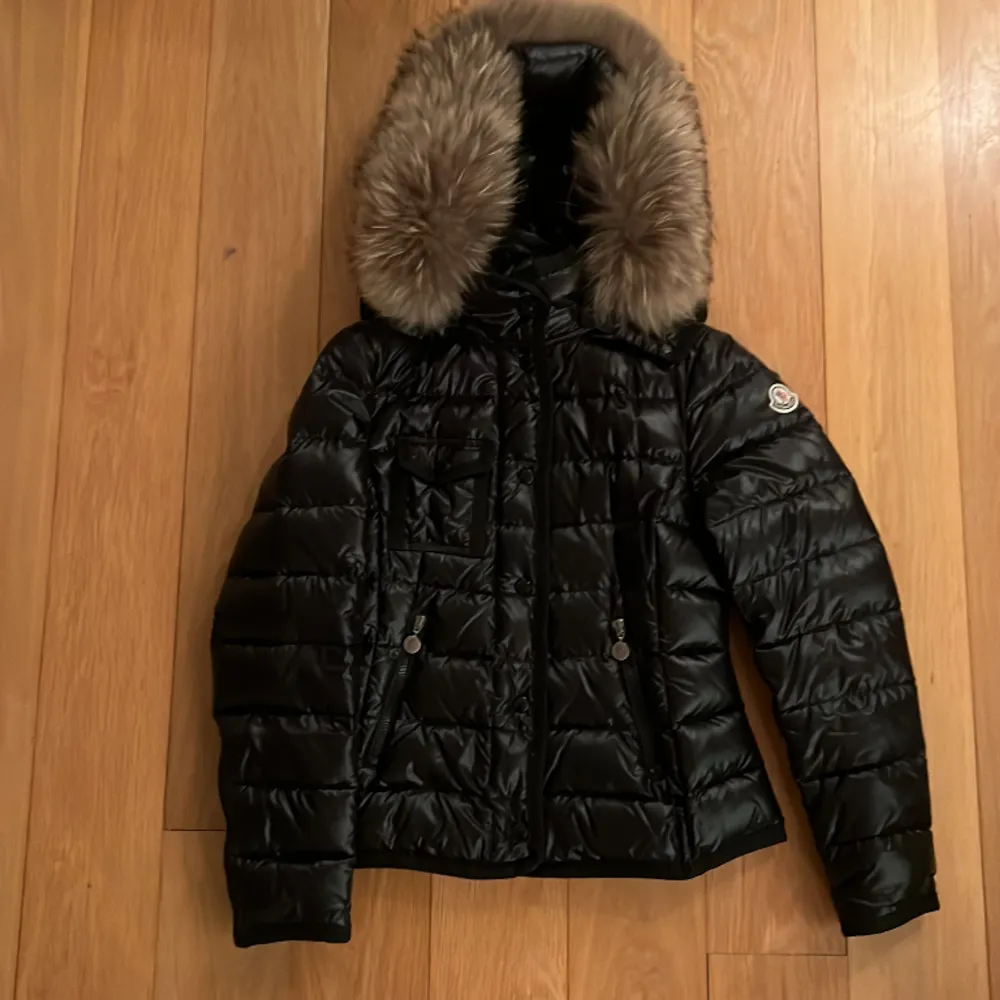 En väldigt ovanlig och cool Moncler pälsjacka i tjejmodell. Jackan är i väldigt bra skick och det är inga direkta tecken på användning. Som ni ser på bild 2 och 3 så matchar koden in med hemsidan så jackan är 100% Äkta. Buda, Kom DM för fler bilder.. Jackor.