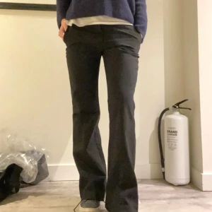 Lågmidjade kostymbyxor - Lågmidjade kostymbyxor från only!! Supersköna 🥰🥰 Jag är ca 168 cm och brukar ha S/M!!  Midjemått: ca 40 cm Innerbenslängd: ca 84 cm