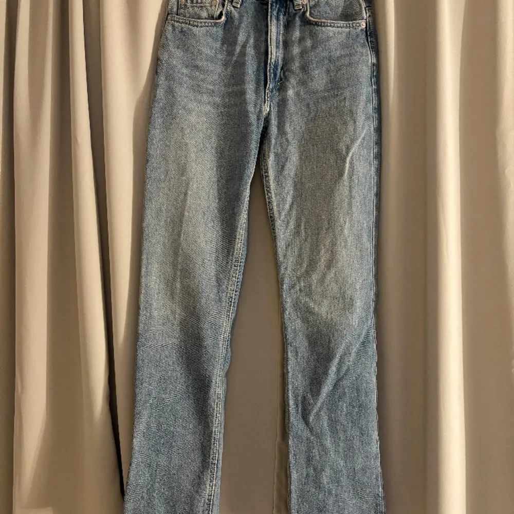 Säljer modellen ”Voyage High Straight Jeans” från WEEKDAY. Är samma modell på den första bilden men inte samma färg. Tror att den har utgått från sortimentet. Storlek 25/30. Endast använd 2 gånger. 🩷nypris 500 säljer för 300. . Jeans & Byxor.