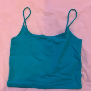 Blå topp - Blå topp som passar perfekt att ha nu inför sommaren! 🤩