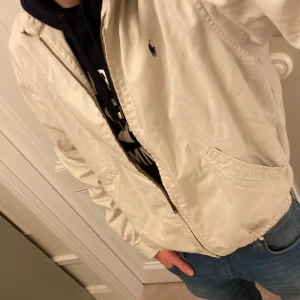 Ralph Lauren Jacka - Ralph Lauren jacka perfekt till våren. Riktigt bra skick endast nån liten fläck men de går bort i maskinen. 
