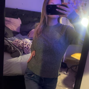 Vero Moda tjocktröja  - Köpte den här tröjan får någon månad sen! Knappt använt den då jag inte gillar hur den sitter på just mig. Om du har fler frågor är det bara att skriva💋 Pris kan diskuteras, dessutom om du ska köpa tryck helst på köp nu💗