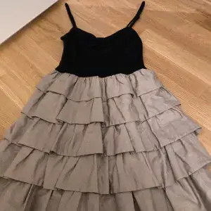 Volang klänning 🖤