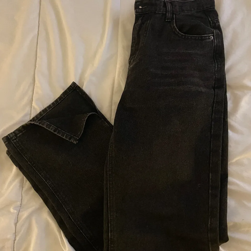 Raka jeans med slits Midjemått: 35cm Längd på benen: 109cm. Jeans & Byxor.