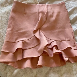 Snygg kjol rosa volang S - Gammalrosa snygg kjol med vacker volang. Oanvänd stl S
