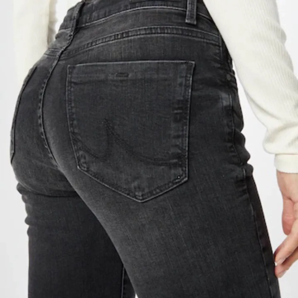 Snygga LTB jeans i modell fallon med detalj på fickorna (se på bild 2(lånad))💗 de är mycket mer lågmidjade i verkligheten (se sista bilden) 💛 för mer info skriv priv!. Jeans & Byxor.