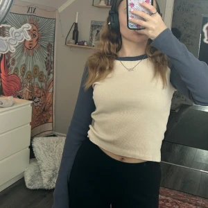 Brandy Tröja - Använt skick, men fortfarande väldigt fin! Köparen betalar för frakten och katt finns i hem 🏠 