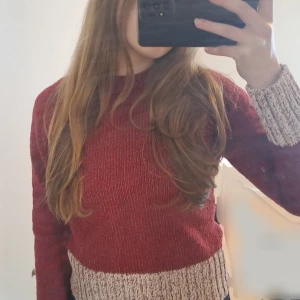 Röd stickad tröja  - Röd Peak Performance tröja. Står st. L men den är jätteliten för o vara Large - den är mer åt XS/S.  100% bomull Hör gärna av dig om frågor eller om bilder! 💕 (smutsig spegel) 