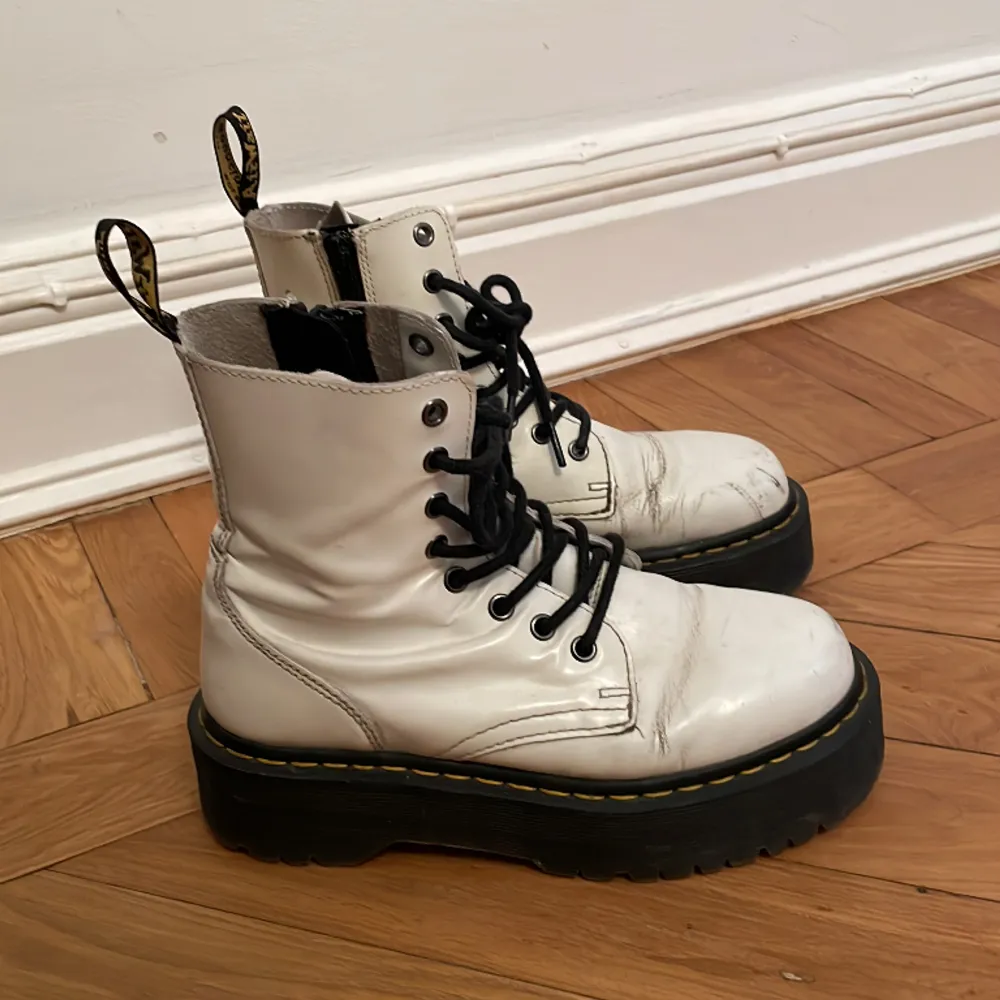 FÖRESLÅ PRIS! Så snygga Dr. martens kängor. Köptes 2022 för 2400kr, använt en höst. Gott skick men små skrapor (bild 3), smuts går att få bort.. Skor.