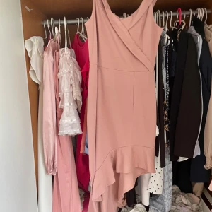 Ny rosa klänning Volang S - Snygg figurnära klänning i nuderosa. Storlek 36/S. 