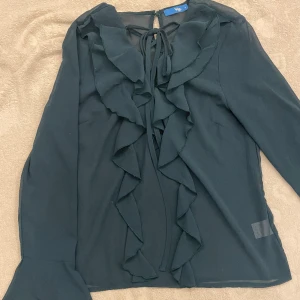 Blus - Fin grön blus som inte längre kommer till användning och är i nytt skick💓 Vet inte var den är köpt och det står ingen storlek men skulle säga att den kan vara storlek xs-m!