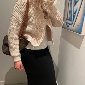 Kofta - Säljer denna gulliga sommarkofta från zara!  Den är nästan aldrig använd men är väldigt söt och perfekt till våren eller sommaren. En skön stickad kofta som du kan ta på dig över till exempel ett linne. Köparen står för frakt.