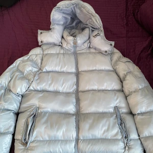 Moncler Maya ljusblå - En jättefin jacka i ljusblå, med nfc tagg och qr kod, det är en size 2 viket motsvarar S/M, mycket fint skick. Finns att hämta i uppsala annars är det möjligt att frakta. Pris kan diskuteras vid snabb affär.