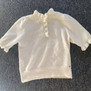 Jag säljer denna tröjan för att den inte kommer till användning längre💕! Köptes i höstas för 450kr. Inga dektekter på skador🌟. Passar mig, är 170 och har storlek S-M.