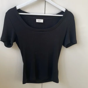 Uringad t shirt - Jätte fin uringad väldigt stretchig baströja från Gina tricot! 