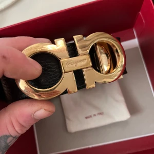 Salvatore ferragamo bälte - 90cm långt salvatore ferragamo bälte, i väldigt fint skick sparsamt använd.