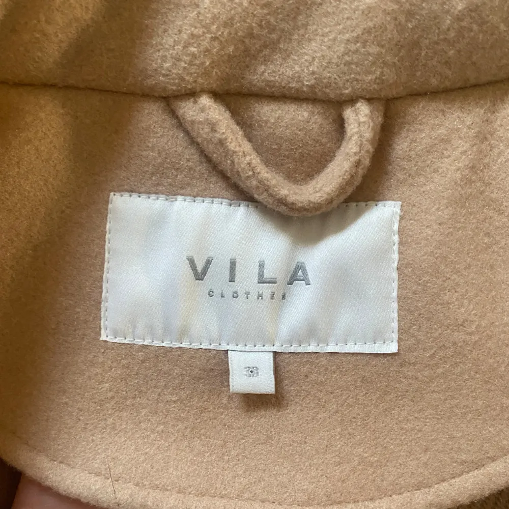 Säljer denna Vila kappa eftersom jag inte använder den. Den är i ett tjockare material vilket gör den perfekt för tidig vår, det är även en lång modell. Hör av dig om du har några funderingar 👍🏼. Jackor.