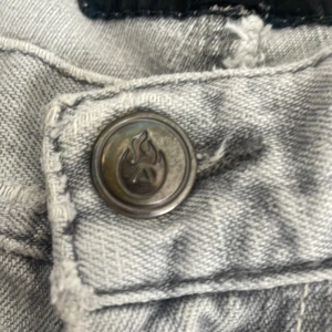 Acne jeans - Säker mina jätte snygga acne jeans köpte dom här på Plick men dom var för stora för mig dom är avklippta dom är använda men ändå jätte fina!