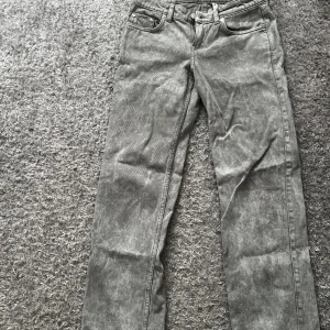 Jeans - Säljer dom här jätte snygg jeansen från Weekday! De är i formen Arrow Low Straight och är jättesköna! Säljer då de nt kmr till någon användning. De har dock ett litet märke vid högra fickan, men inget som man lägger märke till. Kp för fler bilder🩷