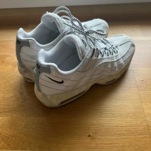 Air max 97 - Säljer dessa snygga skorna. Dem är skitiga men inte trasiga alls, inga hål eller liknande. 